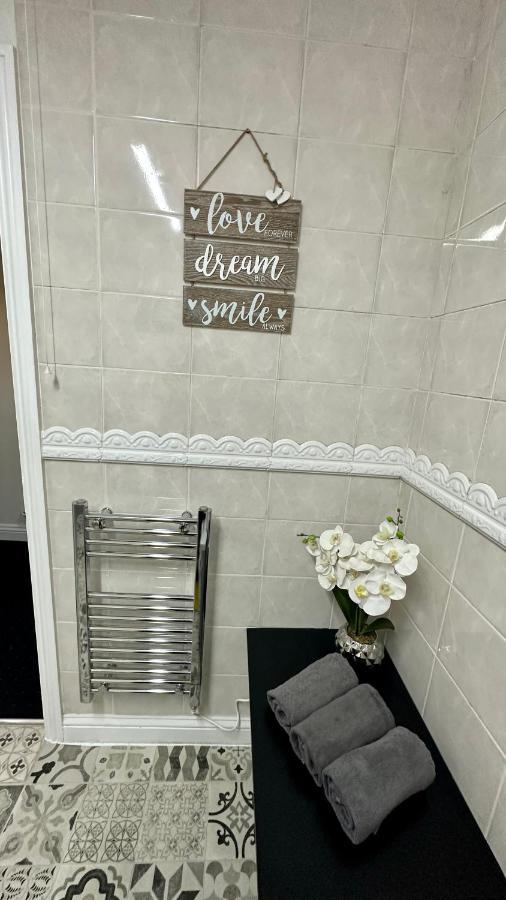 Stylish & Cosy - Flat 6, Osborne Road Daire Pontypool Dış mekan fotoğraf